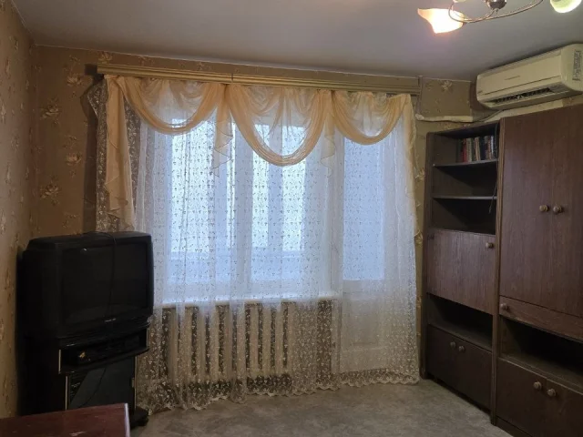 Фото: Сдам 1к кв в Донецке на улице Куйбышева (район Словацкой). 38м2. Большая кладовая. Метал входные двери, тамбур, пластико