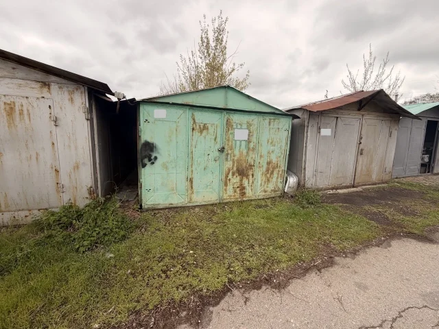 Фото: Продам разборный железный гараж, г. Луганск, кооператив Маяк (р- н рынка Околица), 2-я улица от въезда. В гараже: электр