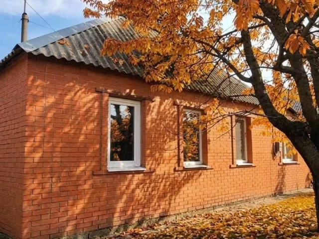 Фото: Продаётся дом в Петровском районе города Донецка, на улице Шпагина. Просторная площадь в 63 м² ,включая 4 светлые комнат