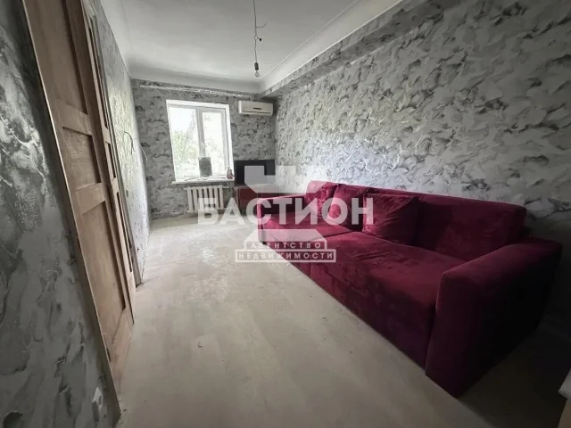 Фото: 💬 Описание: Продам 2-х комнатную квартиру в центре города Луганска. 56,1 кв.м. Второй этаж из трёх. Сталинка. В квартире