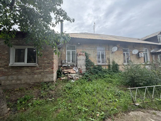Фото: Продаю свою квартиру на «земле» под ремонт в г. Ясиноватая; 52 м2, три комнаты, высокие потолки -3 м (отличная база, что