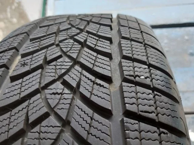 Фото: Продам зимнюю резину( полный комплект 4 шт) GOODYEAR Ultra Grip Performance 2020 г.в. Размер:235/55/R19. Производство Ге