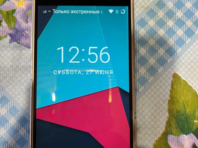 Фото: Простой телефон на Android 7.1.2 Samsung J320. Из плюсов очень хорошее внешнее и техническое состояние. АКБ живая, экран