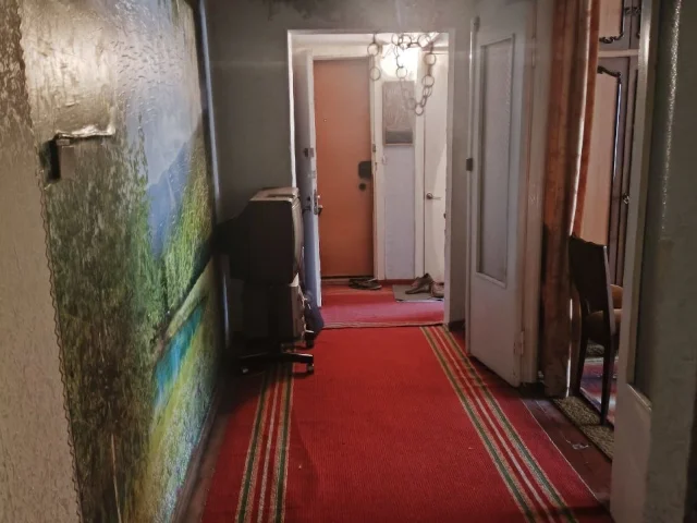 Фото: Продается 3 х комнатная квартира г. Луганск, кв. Ленинского Комсомола 8 В, этаж 1из 9, общая площадь 70 м.кв., окна дере