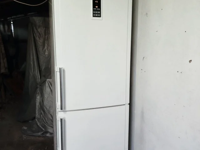 Фото: Продам большой двухкамерный холодильник Hotpoint-Ariston No frost сухая заморозка, в отличном рабочем состоянии. Холодит