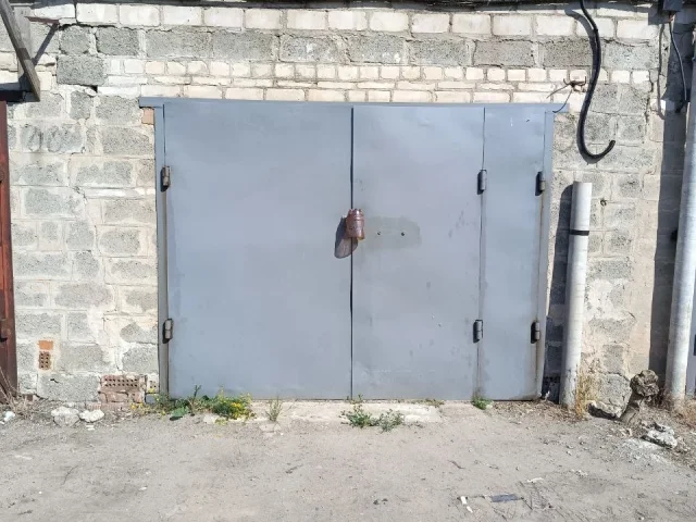 Фото: Продам гараж по улице Донецкая, кооператив "Химик". Гараж сухой, проводка новая, счетчик, электричество есть. Под гараже