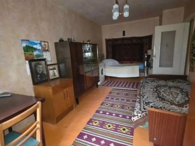 Фото: Продам 1 ком.квартиру пр-кт Победы 156, 1/5, не угловая, квартира в родном состоянии, сан узел совмещен, газовая колонка
