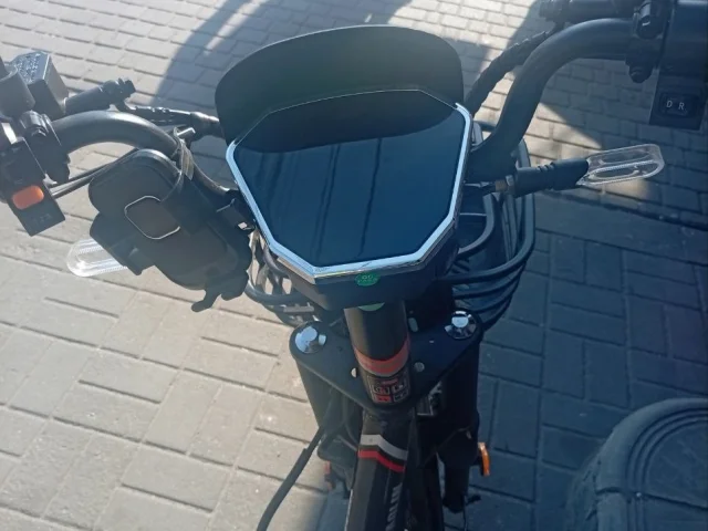 Фото: Продам электровелосипед запас хода на семьдесят километров он почти новый 3 дня ему. Историю цена 50000. Зовут Юра, звон