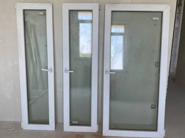Фото: Продам пластиковое окно в хорошем состоянии, от застройщика, не использовалось. Окно трёхстворчатое, все створки открыва