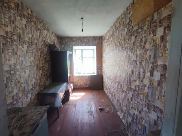Фото: В Акимовке по ул.Революции продам дом,без удобств, под ремонт. Размер дома 10×7,полезная площадь 61м2, высота потолков 2