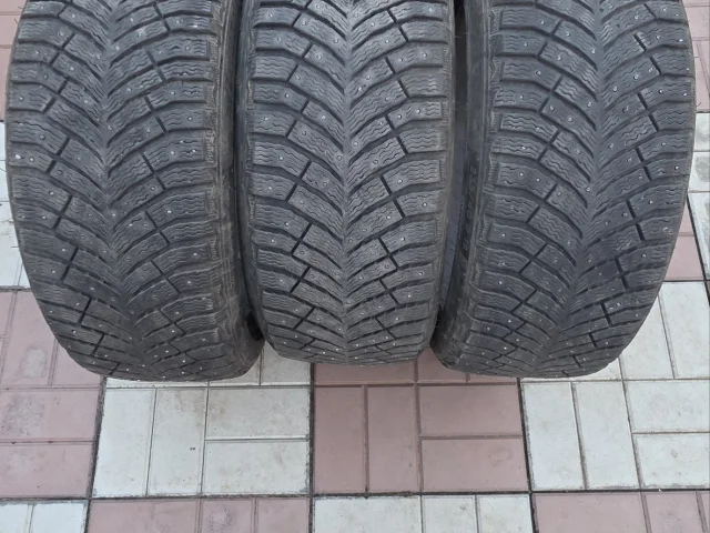 Фото: Продам шины MICHELIN X-Ice North 4 235/40 R19 96H XL, зима, шип, высота протектора 6 мм, год выпуска 2020. Порезов, грыж