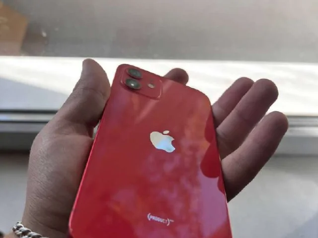 Фото: Продаю IPhone 12 128. В хорошем состоянии, экран в идеальном состоянии, ни единой царапины, по корпусы есть белые пятна,