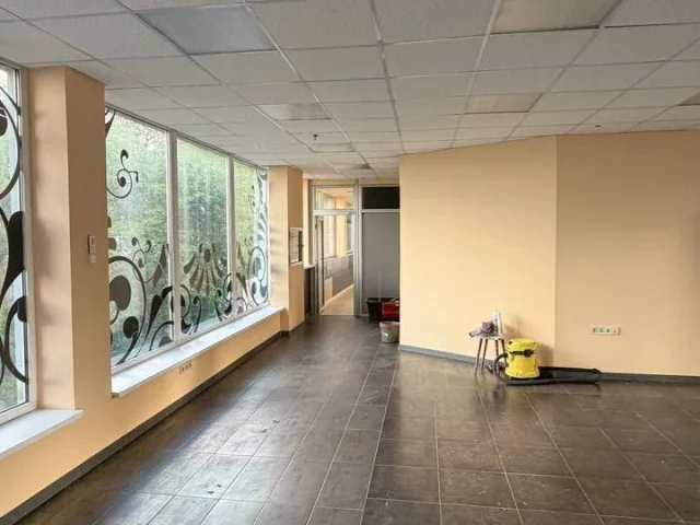 Фото: Сдам в аренду 178кв.м офисного плана помещение после кап.ремонта по ул.Артема г.Донецк,(студгородок)не на первом этаже,о
