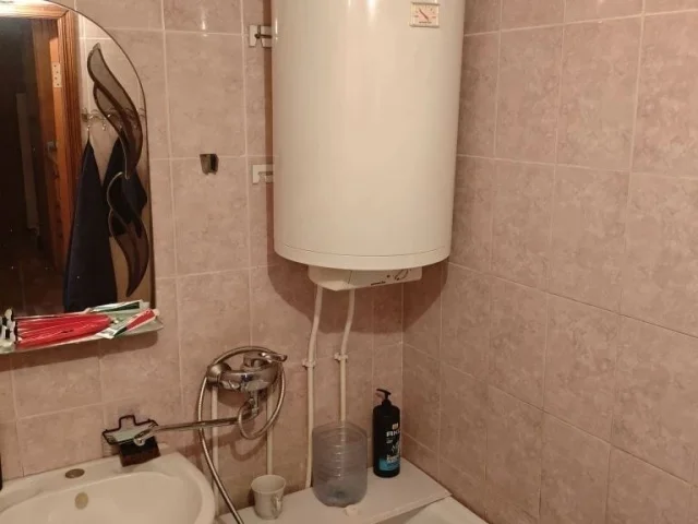 Фото: Продам 2-х ком.квартиру, ул. Бессонова 23, 3/9, не угловая, окна пластик,отопление заменено, сан узел кафель, , вод бак,