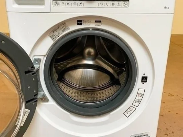 Фото: Полностью рабочая стиральная машина с большой загрузкой на 8 кг. Очень качественная, долговечная. Размеры ВхШхГ - 85х60х