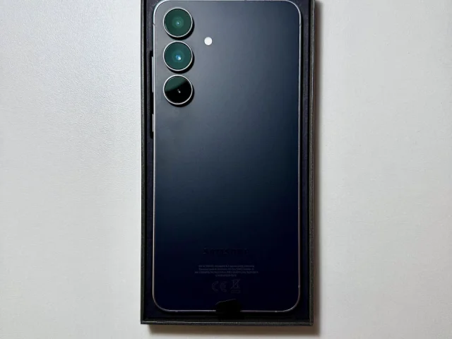 Фото: Samsung Galaxy S25 FE 256 ГБ Jetblack. Глобальная версия. 2SIM+eSIM. В хорошем состоянии. Полный комплект. Есть доставка