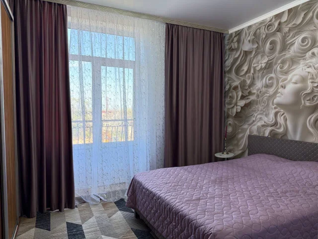 Фото: В продажу предлагается 2 - х комнатная квартира ,сталинка , в центре города пр Ленина ,р-н Драмтеатра , 3/ 5 , балкон ,и