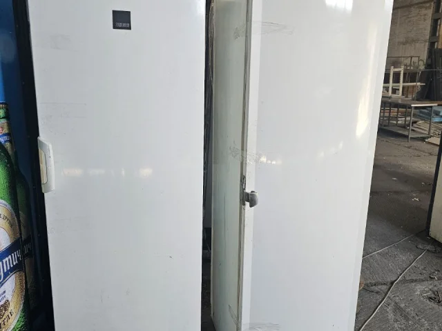 Фото: Продам морозилку вертикальную. В Мариуполе, район автовокзала. Полностью исправная, работающая морозильная камера, не тр