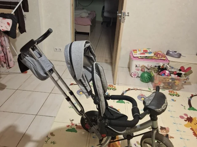 Фото: Продам детский велосипед с родительской ручкой,все работает,музыка и свет работает,забирать Донецк центр,цена 8000р. Тор