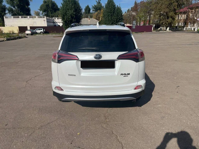 Фото: Toyota RAV4 . Год 2018. Пробег 170т. Двигатель 2.5 литра. Коробка обыкновенный автомат. Привод полный. Не бит не крашен.