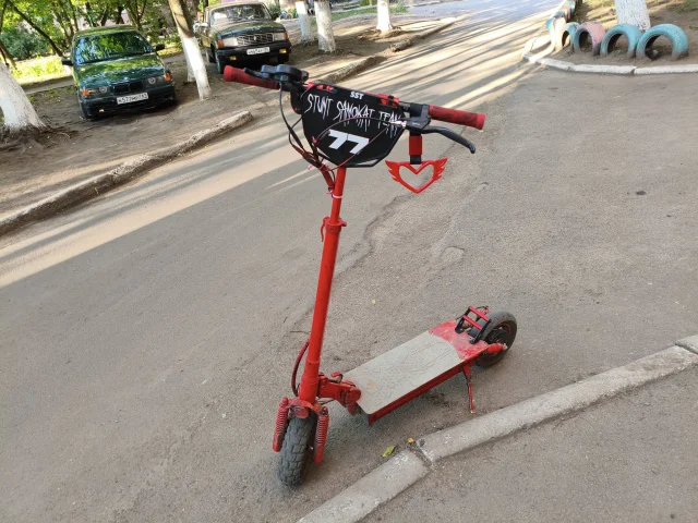 Фото: Продается Макс спид электросамокат состояние более менее зарядное устройство есть крашеный крыла нету к сожалению цена 1