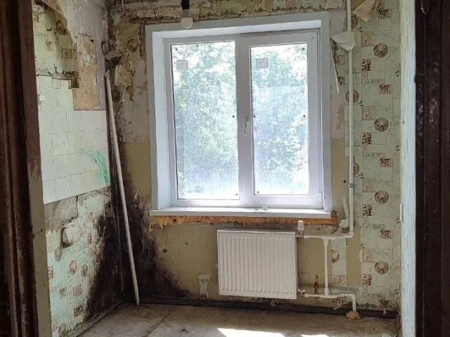 Фото: Продаётся 3-х комнатная квартира под ремонт, 2-й этаж, 63 м2. Окна выходят на обе стороны 9-тиэтажного дома, расположенн