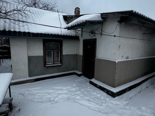 Фото: Продам дом в Стаханове (район Корпусов), все документы готовы, земля 6 соток . На участке уличный душ, туалет, все с шла