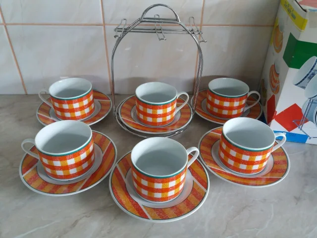 Фото: Продам новый чайный сервиз в коробке:  6 кружек + 6 тарелок + подставка, цена 1200руб