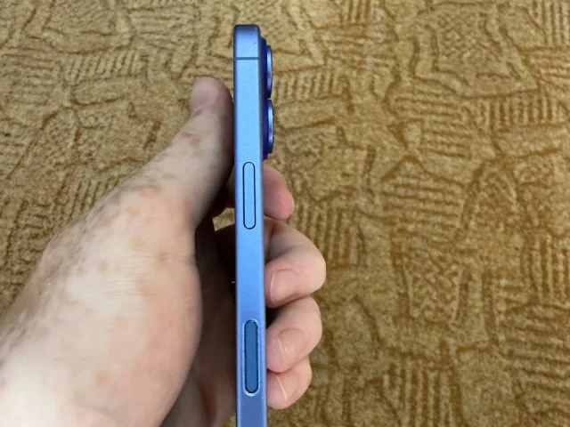 Фото: iPhone 16 (Ultramarine)
