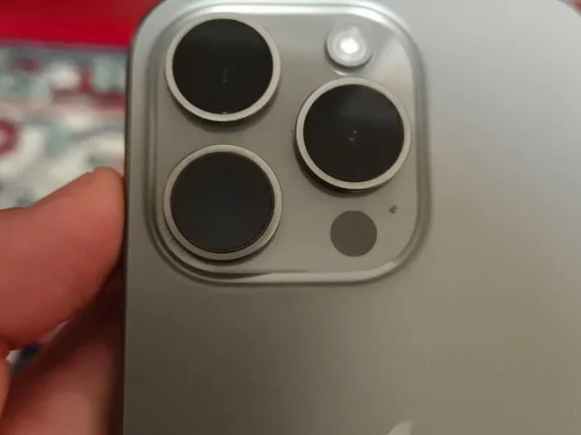 Фото: Продаю iPhone 15 Pro Natural Titanium в отличном состоянии! Аккумулятор 87%, полный комплект (коробка, документы, всё кр