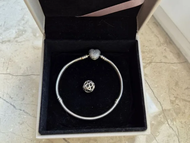 Фото: Продам серебряный браслет Pandora + шарм + серьги