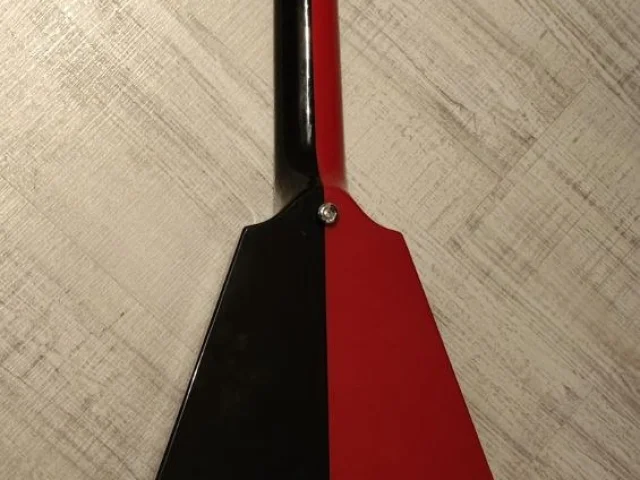 Фото: Электрогитара Dean flying-v red-black M.C.Shenker (реплика)