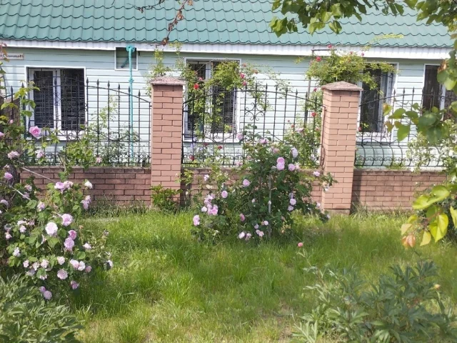 Фото: Продам дом, район экспериментального дома, ул. Стахановская, общ. пл. 66,1кв. м. В доме 3 комнаты раздельные, кухня, сан