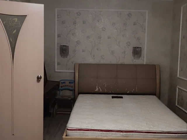 Фото: Сдаётся 1к. Мариуполь. Левый берег, ор-р Рынок "Денис". 36/18/8.  Ул. Февральская. Цоколь высокий (1эт.), на окнах решет