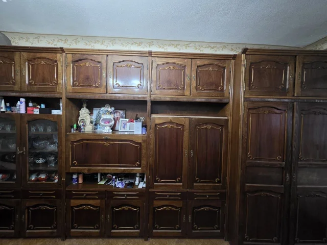 Фото: Продаётся стенка, материал натуральное дерево, состояние хорошее, никаких сколов и трещин нет. Цена 8000руб