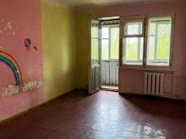 Фото: Продам 2 ком.кв. пр. Победы 93, 5/5. Квартира под ремонт. Цена руб + нотариус