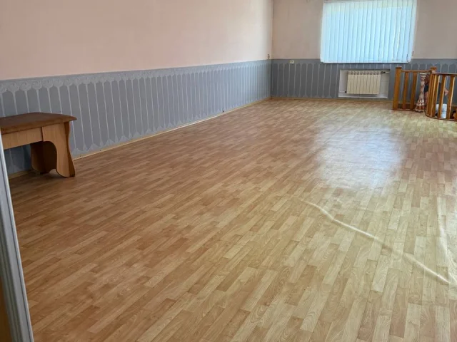 Фото: Сдам офисное помещение 70 м кв ( 2й этаж). Расположено в Мелитополе на Северном переезде. Отлично подойдет под фотостуди