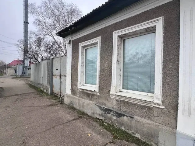 Фото: Продам часть дома с общей крышей и отдельным входом и заездом по улице Артема, остановка( Братьев Маховых),общая площадь