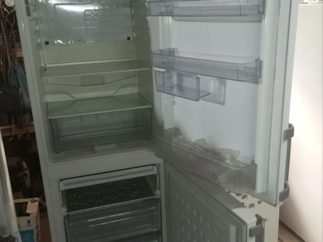 Фото: Продам холодильник Беко высота 2 метра 15000 руб могу привезти