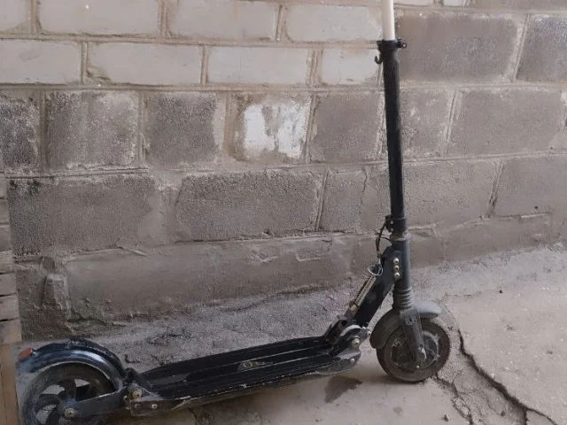 Фото: Продам Электро самокат нету зарядного кабеля так всё работает звонит по номеру либо писать в ЛС цена 9000