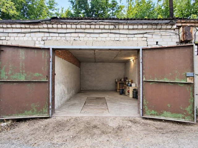 Фото: Продам гараж в кооперативе "Железнодорожник" в Калининском районе, рядом с Покровским рынком (Автомагазин). Донецк
