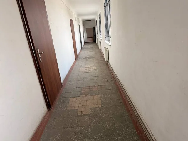 Фото: Сдам долгосрочно офис (кабинетная система) 2/2 этаж г. Луганск, пер. Переездный (р- н Лесоторгового). Общая площадь 167 