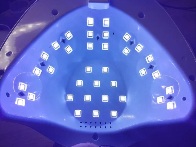 Фото: Лампа Sim X led+ uv 54 ватт 1000 руб; лаки и мусс всё за 800 руб; сумочки по 350 руб; отпариватель Эндевер 1700 руб; пар