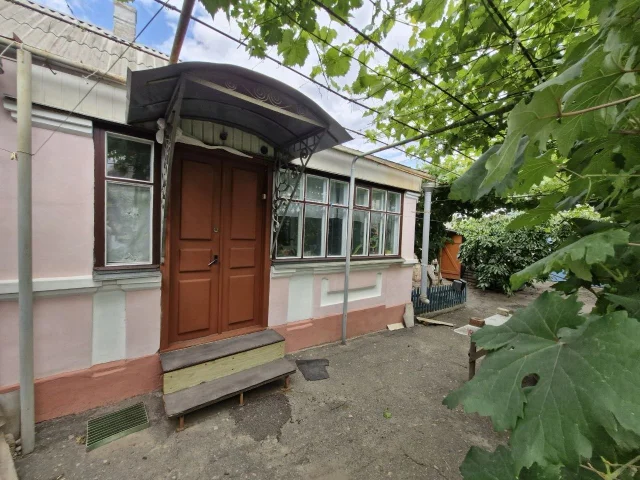 Фото: Продам в г. Мелитополе добротный дом по ул. Бориса Михайлова (район СШ 19). Дом 1967 года постройки; материал: глинобитн