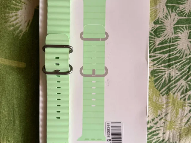 Фото: Продам силиконовый ремешок для часов Apple Watch Ultra 3. Neon Green Natural Titanium Ocean Band. Новый, не использовалс