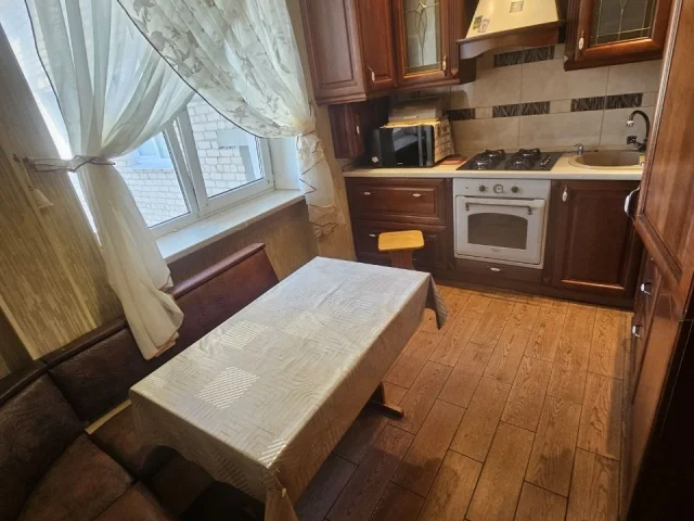 Фото: ✅Сдам длительно в г.Мелитополь, микрорайон, р-н Елены, 3кв, 8/9, с автономным отоплением, ремонтом, мебелью и бытовой те