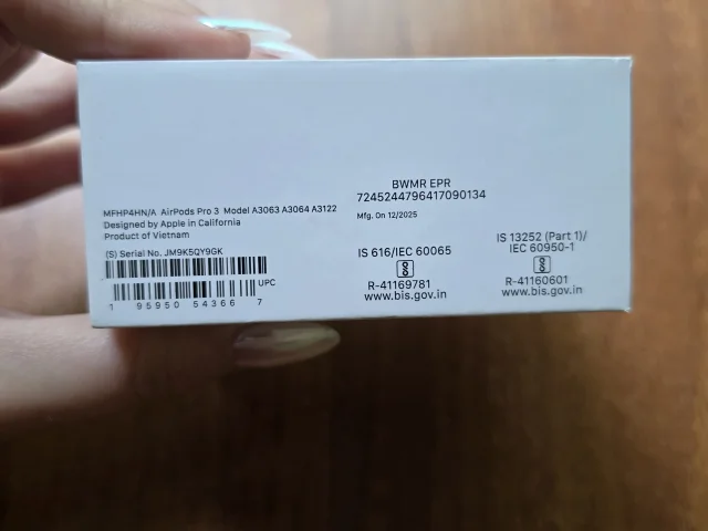 Фото: Продаю AirPods 3 pro, комплектом отдам как на фото, чехол в подарок