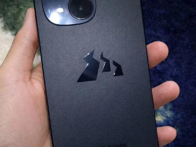 Фото: Смартфон TECNO SPARK