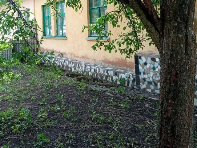 Фото: Продам 1/2 часть дома в Макеевке ( МИСИ) 4 комнаты, удобства, земля, постройки. Цена 4 млн.300