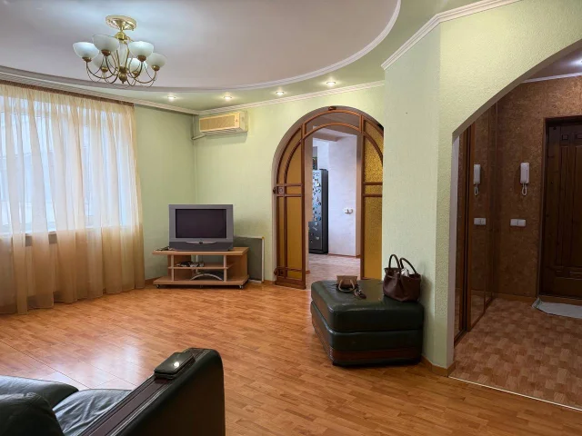 Фото: 🏡Сдам 3-х ком.кв центральная часть Донецка, улица Артема,